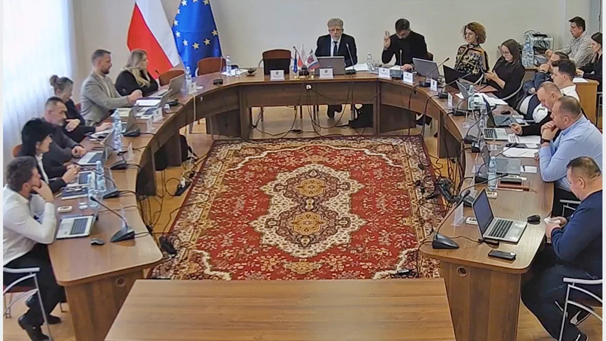 Radni podczas obrad sesji Rady Gminy Mszana Dolna