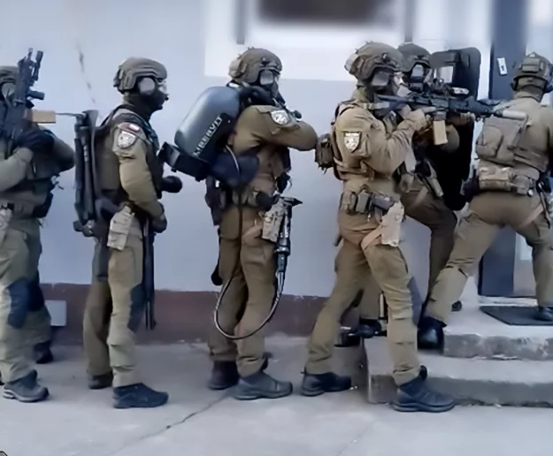 Zatrzymane trzy osoby podejrzane o udział w gangu handlującym narkotykami - zdjęcie główne