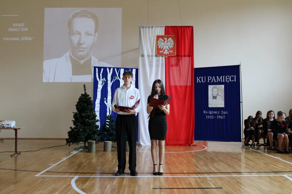 Wieczornica patriotyczna– lekcją historii w Szkole Podstawowej Nr 1 w Starej Wsi - zdjęcie 4