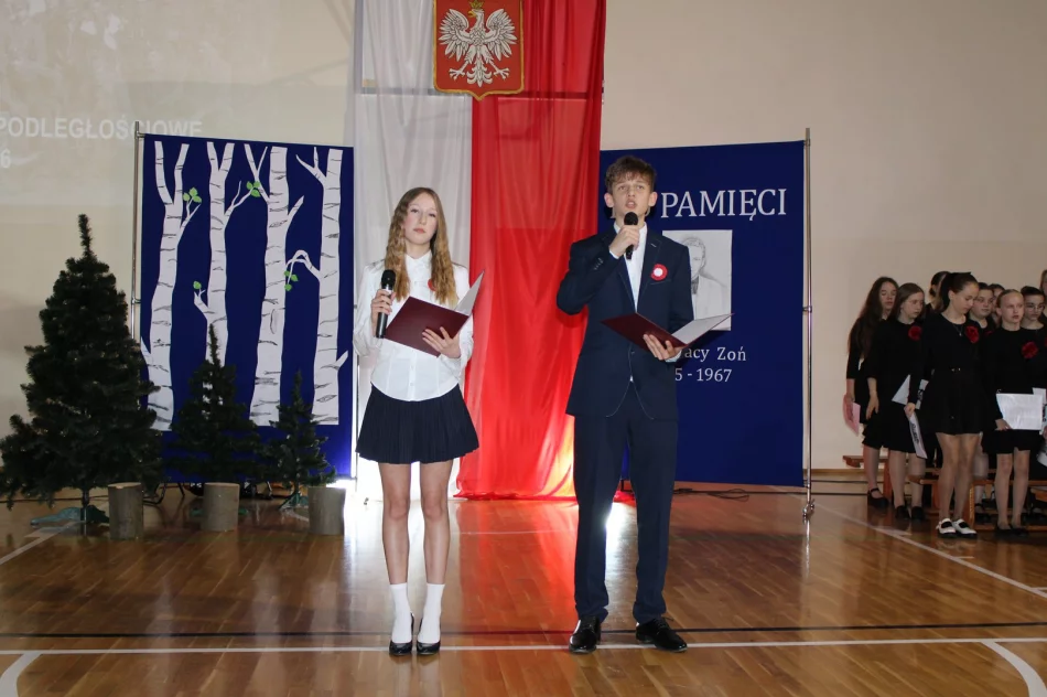 Wieczornica patriotyczna– lekcją historii w Szkole Podstawowej Nr 1 w Starej Wsi - zdjęcie 5