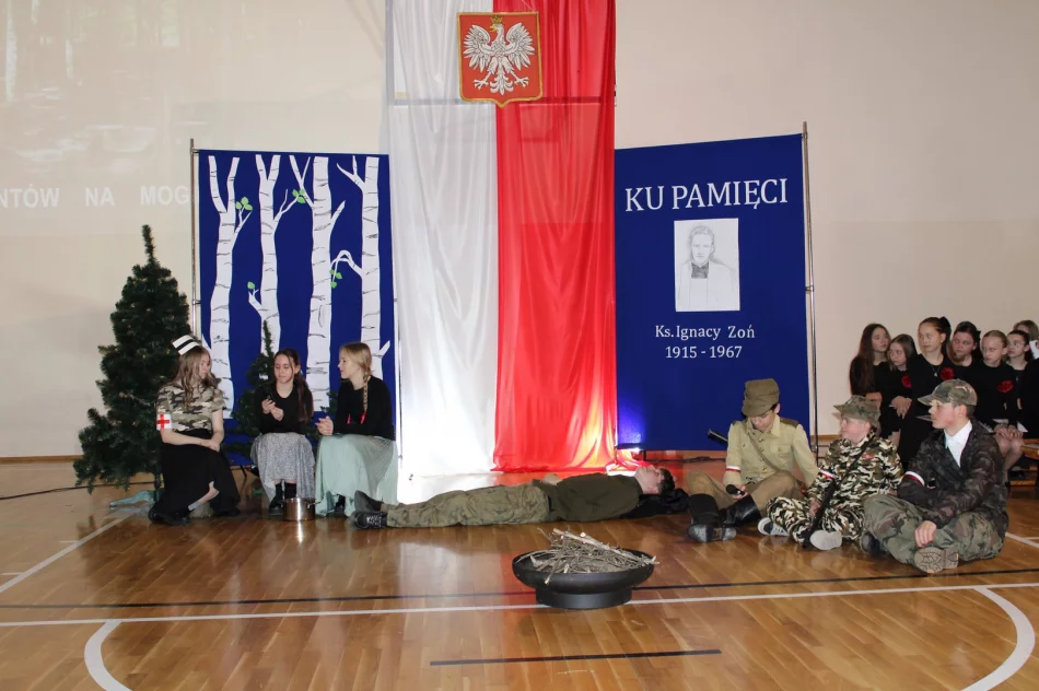 Wieczornica patriotyczna– lekcją historii w Szkole Podstawowej Nr 1 w Starej Wsi - zdjęcie 7