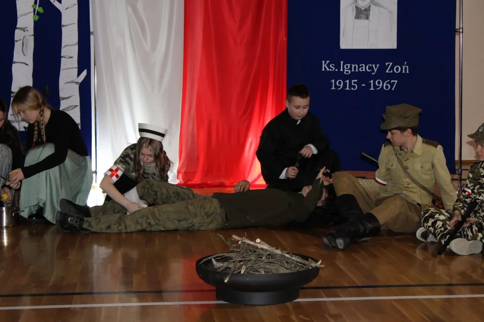 Wieczornica patriotyczna– lekcją historii w Szkole Podstawowej Nr 1 w Starej Wsi - zdjęcie 10