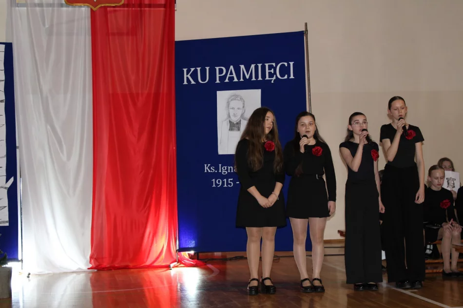 Wieczornica patriotyczna– lekcją historii w Szkole Podstawowej Nr 1 w Starej Wsi - zdjęcie 12