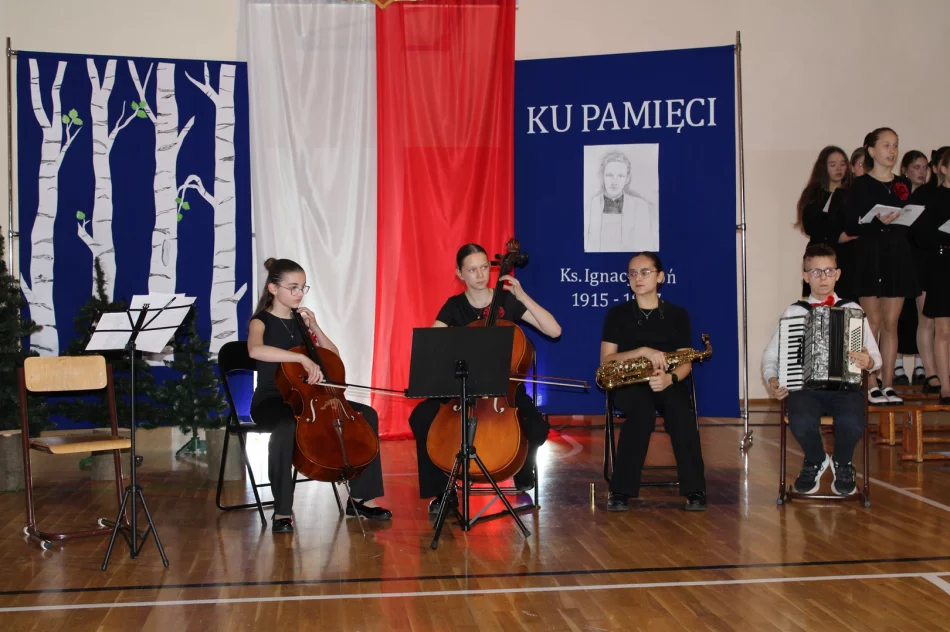 Wieczornica patriotyczna– lekcją historii w Szkole Podstawowej Nr 1 w Starej Wsi - zdjęcie 13