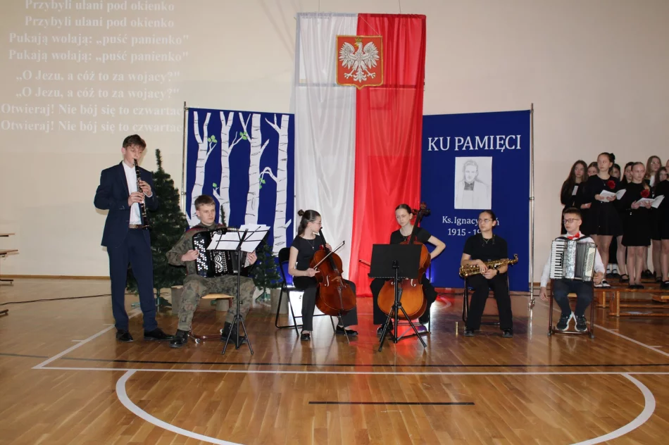 Wieczornica patriotyczna– lekcją historii w Szkole Podstawowej Nr 1 w Starej Wsi - zdjęcie 14