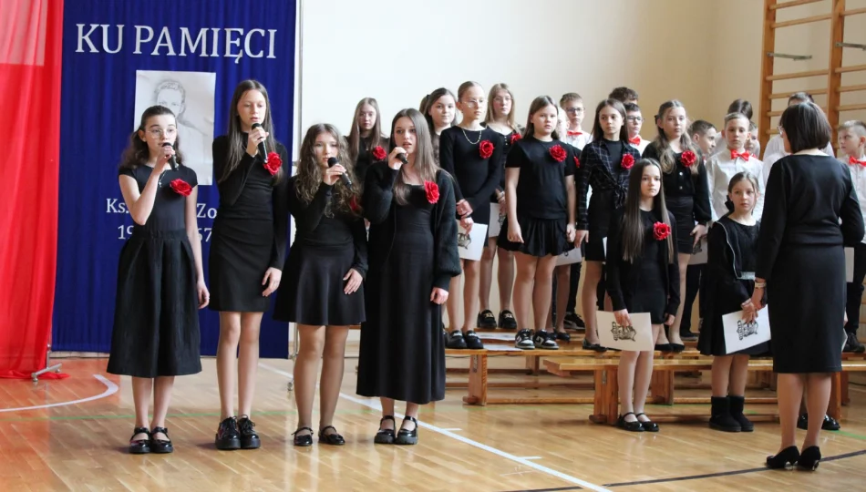 Wieczornica patriotyczna– lekcją historii w Szkole Podstawowej Nr 1 w Starej Wsi - zdjęcie 1