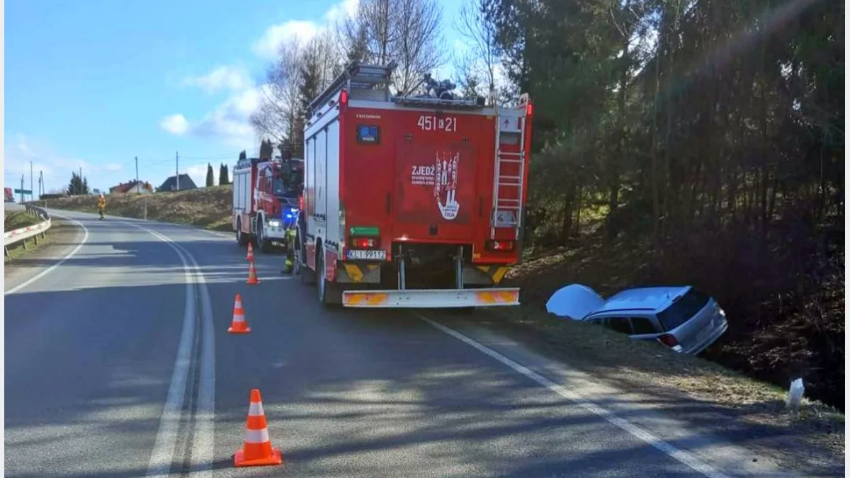 Kolizja na DK 28 w Siekierczynie, pojazdy straży pożarnej i samochód osobowy w rowie