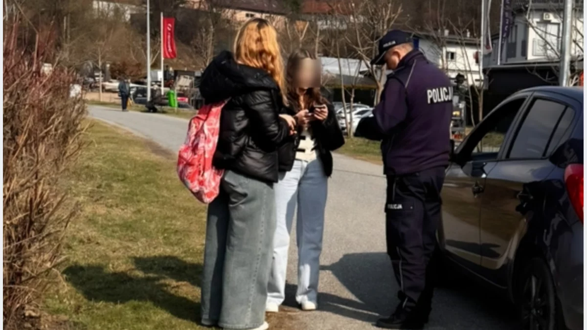 Policyjny patrol kontrolujący nieletnich w powiecie limanowskim