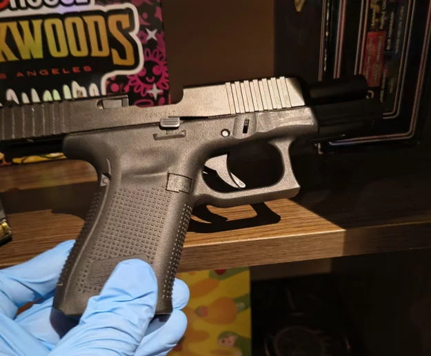 Narkotyki, karabin maszynowy i pistolet u zatrzymanego mężczyzny - zdjęcie główne