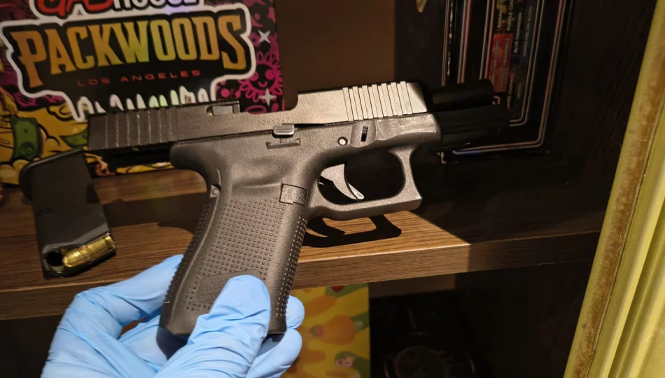 Narkotyki, karabin maszynowy i pistolet u zatrzymanego mężczyzny - zdjęcie 1