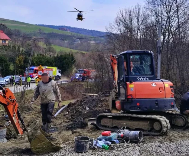 Mężczyzna przysypany ziemią - wezwano LPR - zdjęcie główne