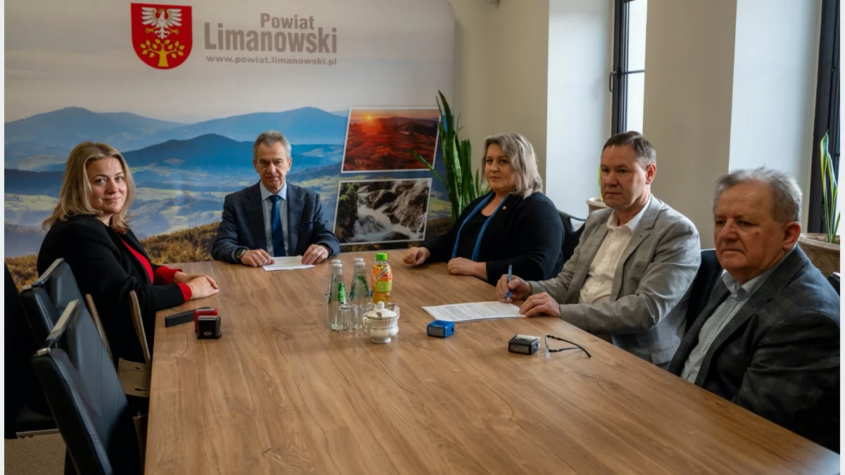 Przedstawiciele Powiatu Limanowskiego oraz wykonawcy podczas podpisywania dokumentów w urzędzie.