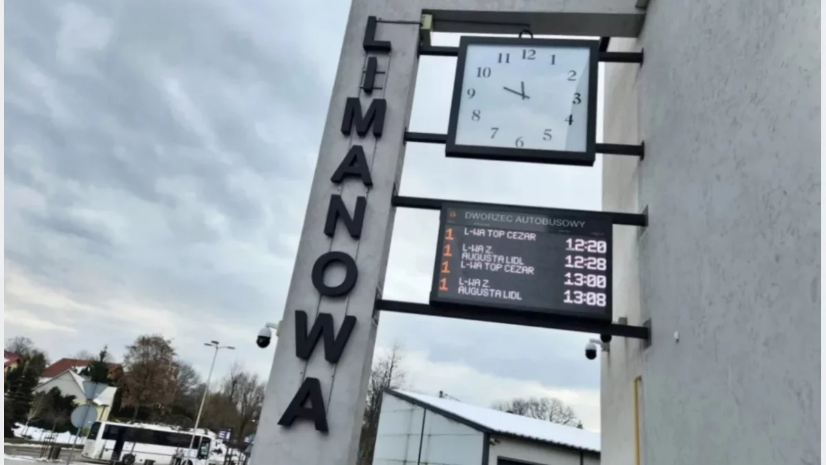 Budynek dworca autobusowego przy ul. Targowej w Limanowej w świetle dziennym.