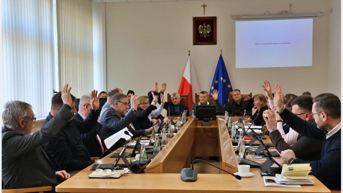 Sesja Rady Miasta Limanowa, obradujący radni w sali narad Urzędu Miasta Limanowa