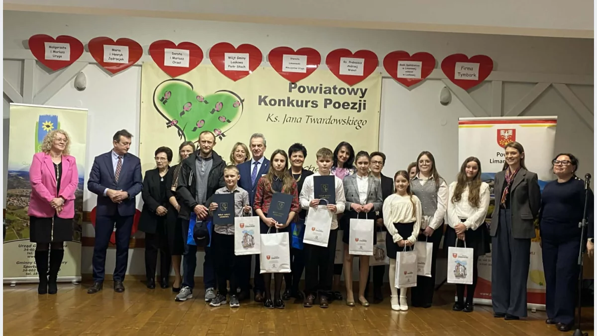 Uczniowie biorący udział w XXI Powiatowym Konkursie Poezji ks. Jana Twardowskiego w Laskowej.