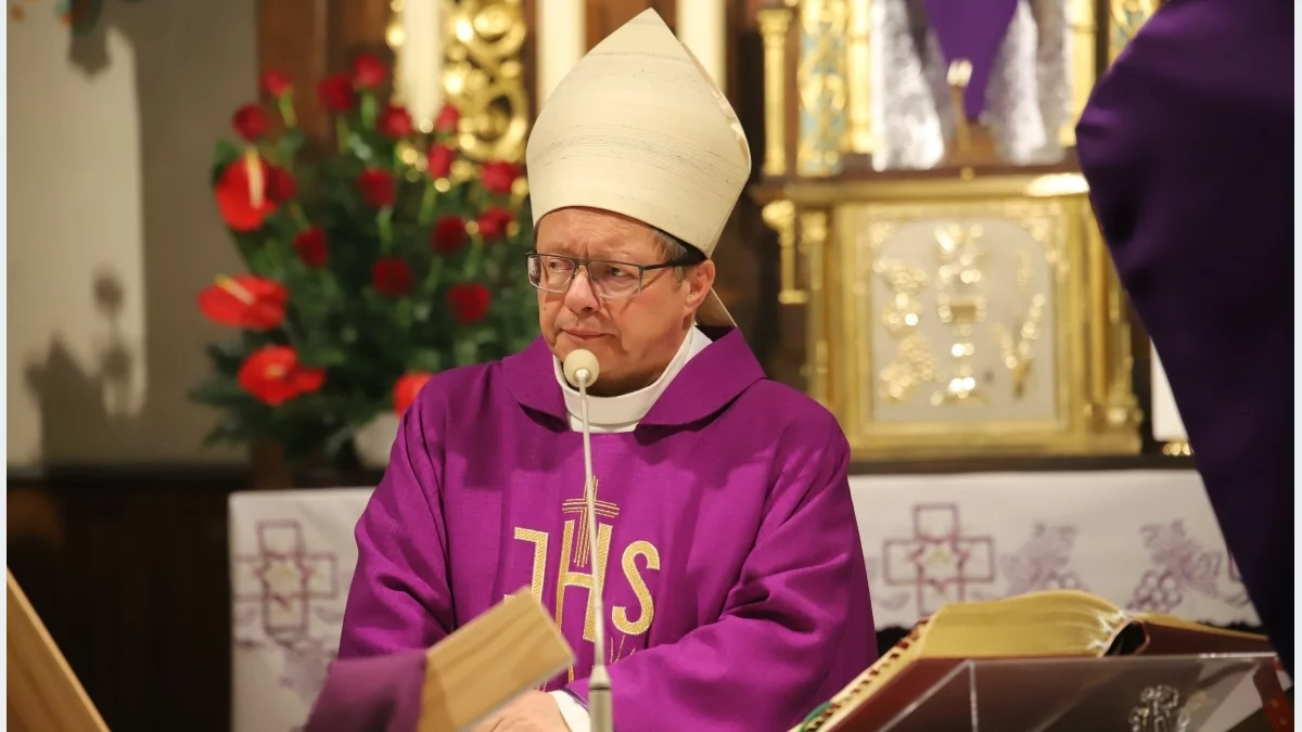 Kardynał Grzegorz Ryś podczas udzielania sakramentu bierzmowania w kościele w Kasince Małej.