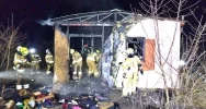 Strażacy przeszukiwali płonący budynek - zdjęcie 2