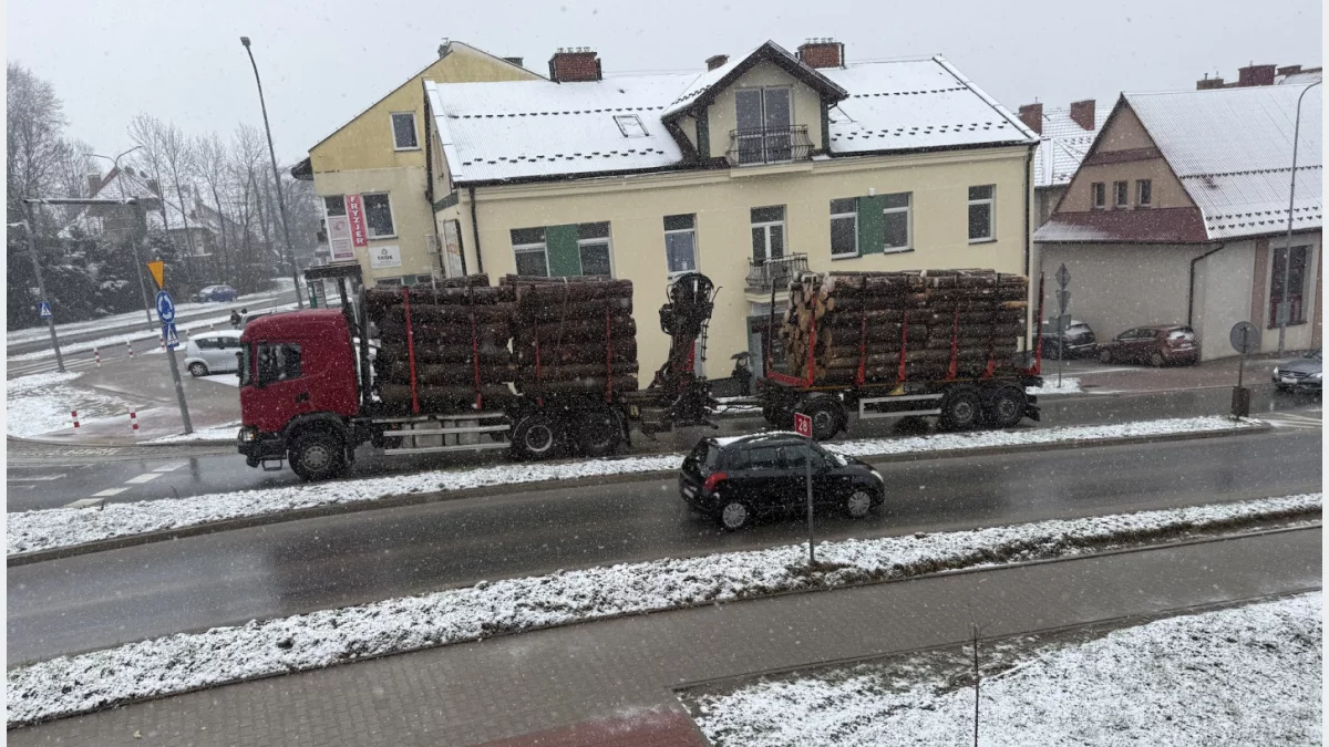 Awaria ciężarówki z drewnem. Korki w Limanowej