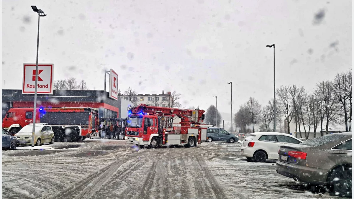Ewakuacja supermarketu. Na miejscu straż pożarna