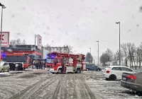 Ewakuacja supermarketu. Na miejscu straż pożarna - zdjęcie główne