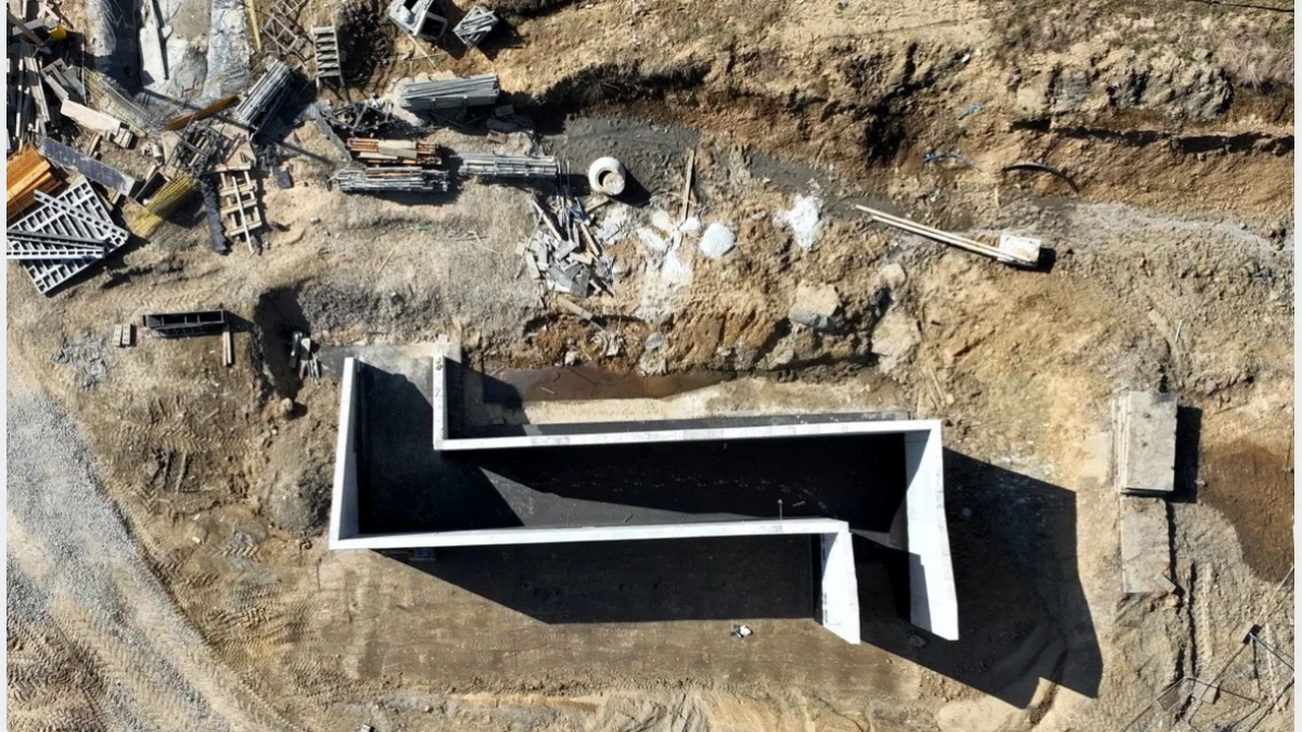 Widok na plac budowy przystanku Mordarka z gotową konstrukcją klatki schodowej.