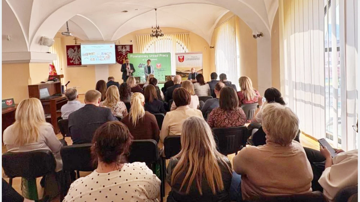 Sala konferencyjna Starostwa Powiatowego w Limanowej podczas spotkania doradców zawodowych.