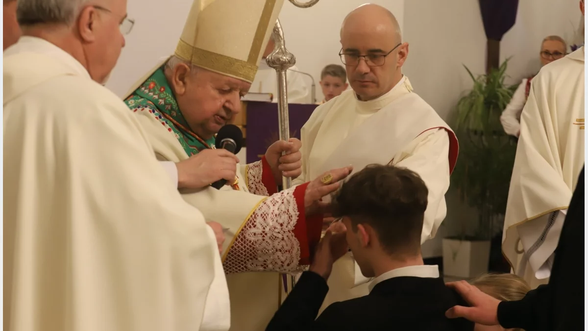Kardynał Stanisław Dziwisz podczas uroczystości bierzmowania w kościele w Olszówce.