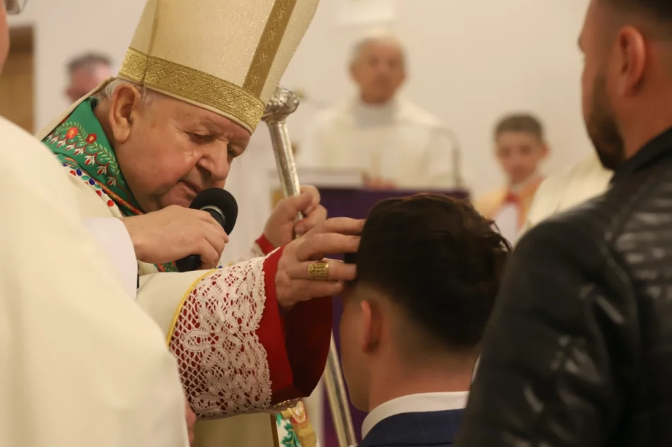 Kard. Dziwisz przywiózł relikwie św. Jana Pawła II i udzielił bierzmowania - zdjęcie 3