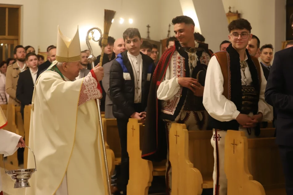 Kard. Dziwisz przywiózł relikwie św. Jana Pawła II i udzielił bierzmowania - zdjęcie 5