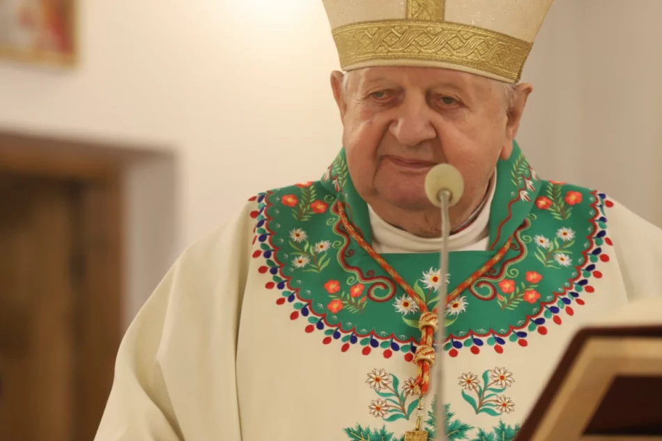 Kard. Dziwisz przywiózł relikwie św. Jana Pawła II i udzielił bierzmowania - zdjęcie 7