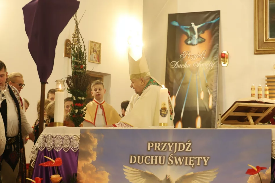 Kard. Dziwisz przywiózł relikwie św. Jana Pawła II i udzielił bierzmowania - zdjęcie 8