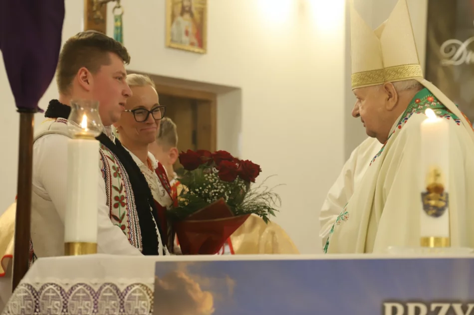 Kard. Dziwisz przywiózł relikwie św. Jana Pawła II i udzielił bierzmowania - zdjęcie 9