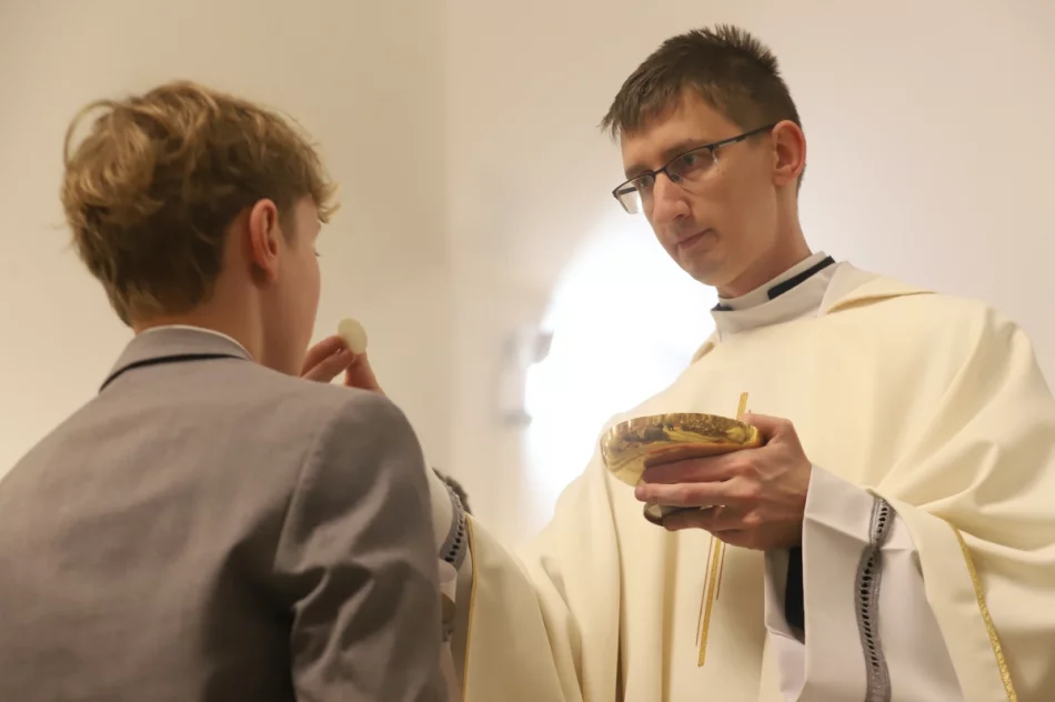 Kard. Dziwisz przywiózł relikwie św. Jana Pawła II i udzielił bierzmowania - zdjęcie 17