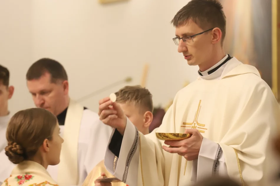 Kard. Dziwisz przywiózł relikwie św. Jana Pawła II i udzielił bierzmowania - zdjęcie 18