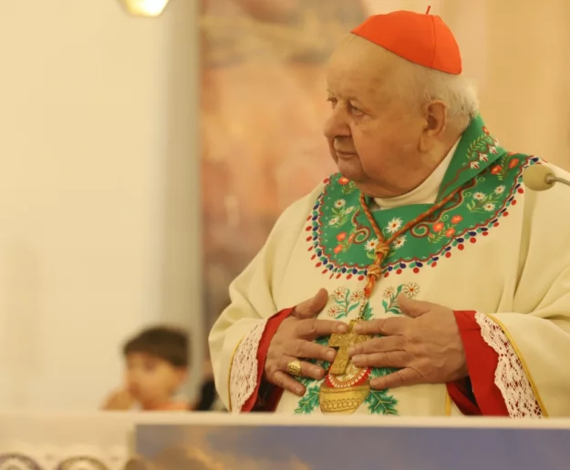 Sąd planuje przesłuchać kard. Dziwisza; hierarcha prosi o niewzywanie na rozprawę - zdjęcie główne