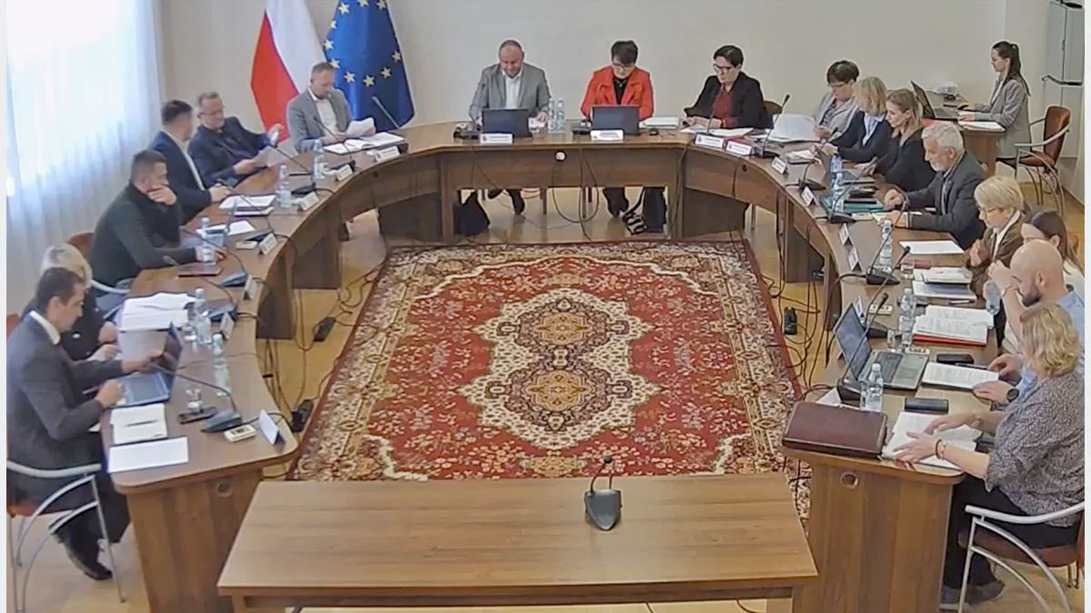 Radni podczas sesji Rady Miejskiej w sali konferencyjnej Urzędu Miasta Mszana Dolna