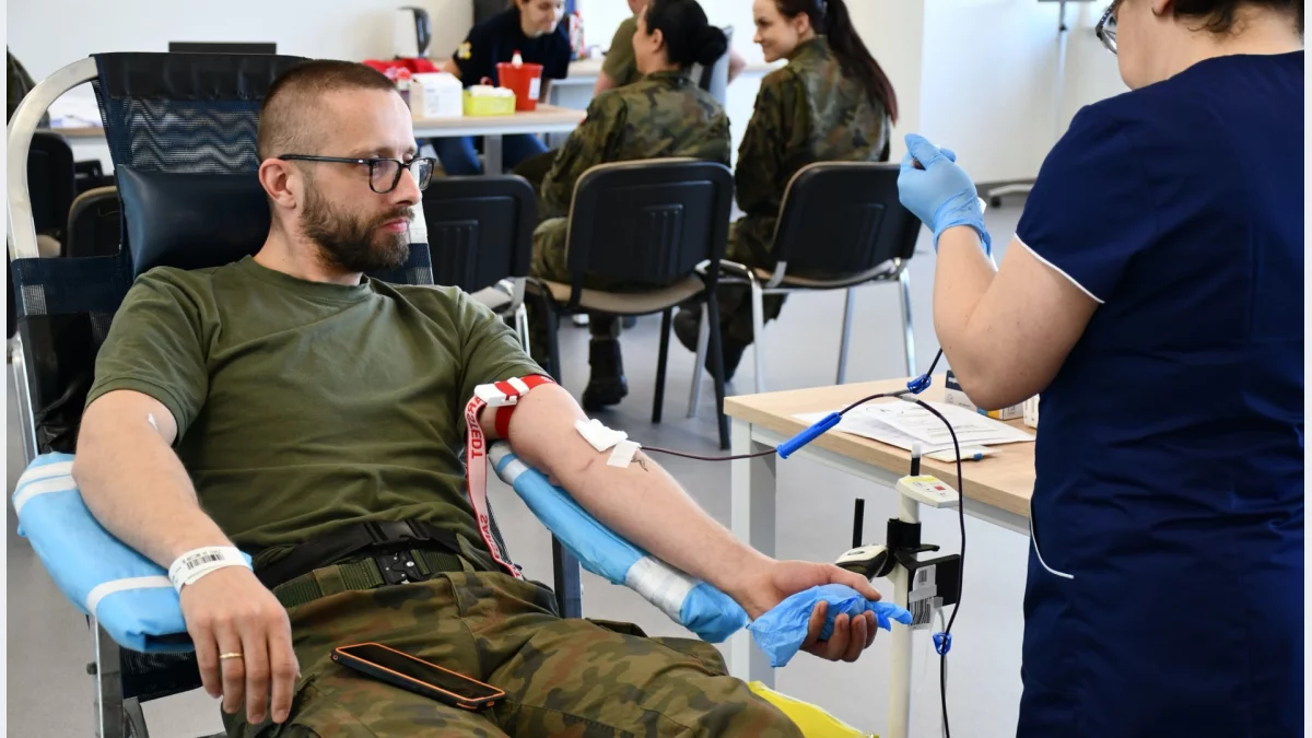 Żołnierz w mundurze oddający krew na stanowisku Wojskowego Centrum Krwiodawstwa i Krwiolecznictwa.