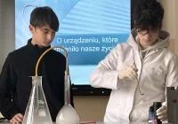 Dziwy fizyki i chemii. Uczniowie z regionu zamienili sale w laboratoria - zdjęcie główne