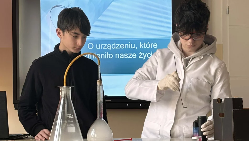 Dziwy fizyki i chemii. Uczniowie z regionu zamienili sale w laboratoria - zdjęcie 1