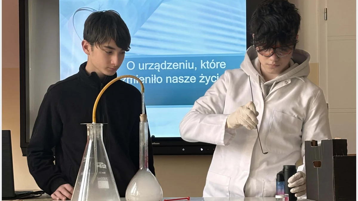 Dziwy fizyki i chemii. Uczniowie z regionu zamienili sale w laboratoria