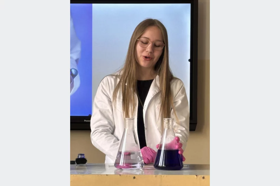 Dziwy fizyki i chemii. Uczniowie z regionu zamienili sale w laboratoria - zdjęcie 2