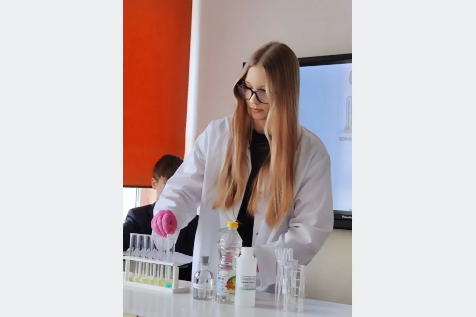 Dziwy fizyki i chemii. Uczniowie z regionu zamienili sale w laboratoria - zdjęcie 6