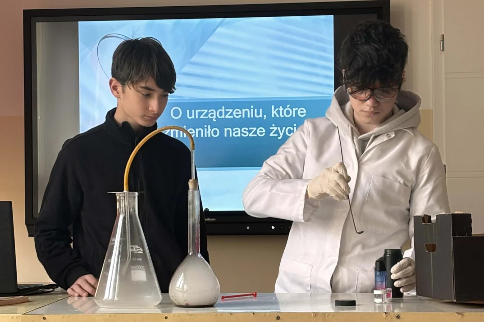 Dziwy fizyki i chemii. Uczniowie z regionu zamienili sale w laboratoria - zdjęcie 8