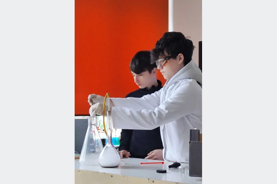 Dziwy fizyki i chemii. Uczniowie z regionu zamienili sale w laboratoria - zdjęcie 14