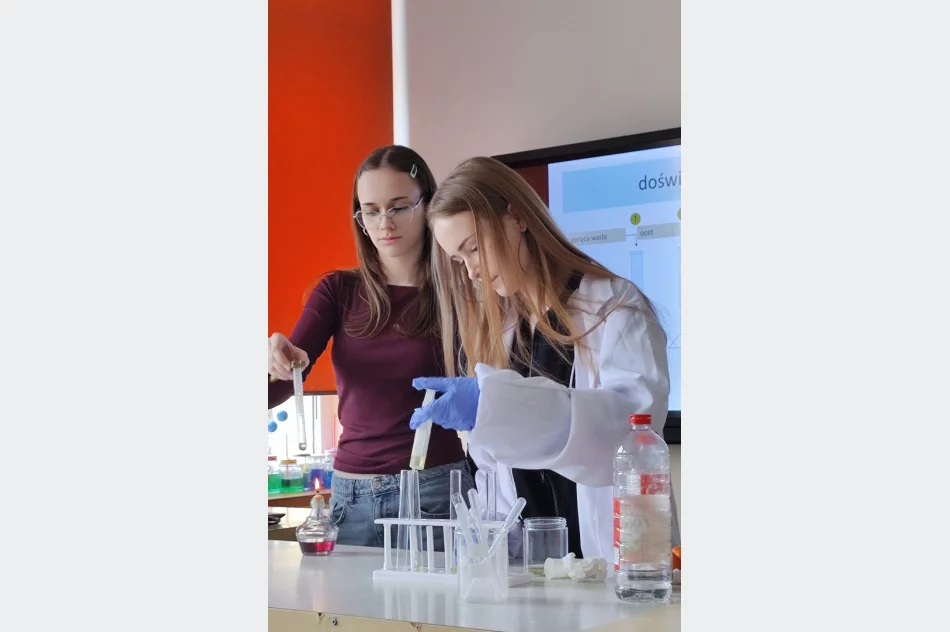 Dziwy fizyki i chemii. Uczniowie z regionu zamienili sale w laboratoria - zdjęcie 17