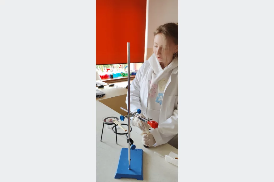 Dziwy fizyki i chemii. Uczniowie z regionu zamienili sale w laboratoria - zdjęcie 18