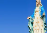 Dlaczego warto kupić figurkę Matki Boskiej w hurtowni dewocjonaliów Jakóbczak? - zdjęcie główne