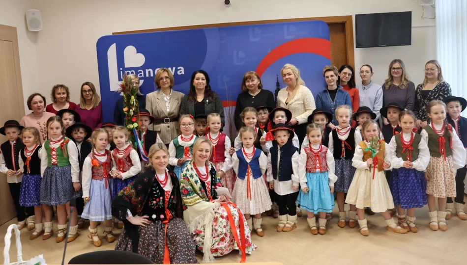 Wielkanocne spotkanie przedszkolaków z władzami miasta pełne tradycji i radości - zdjęcie 1