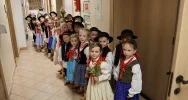 Wielkanocne spotkanie przedszkolaków z władzami miasta pełne tradycji i radości - zdjęcie 2