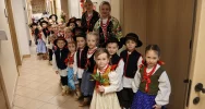 Wielkanocne spotkanie przedszkolaków z władzami miasta pełne tradycji i radości - zdjęcie 3